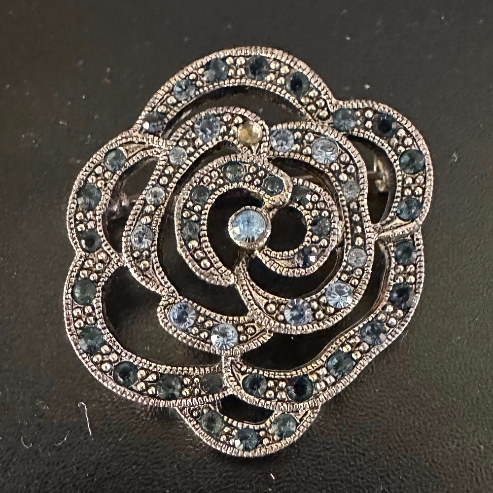 Vtg.. Silver tone Women's Brooch with Light Blue and Dark Blue Rhinestones a